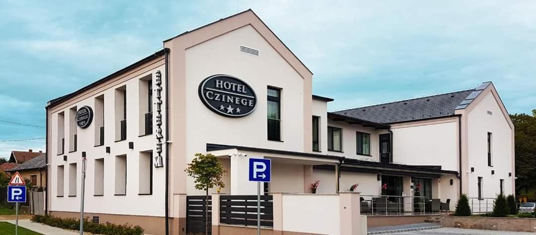 Hotel Czinege&Étterem Koka Buitenkant foto