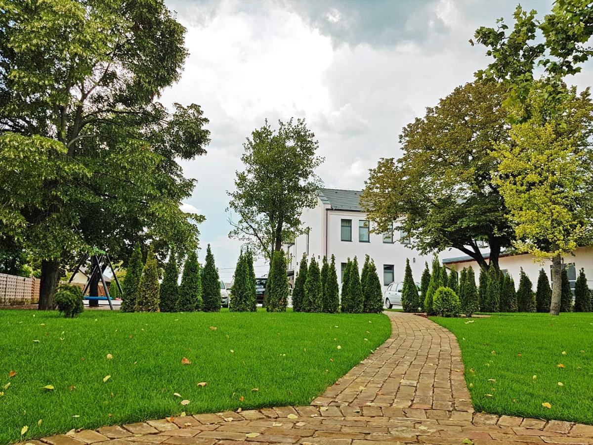 Hotel Czinege&Étterem Koka Buitenkant foto